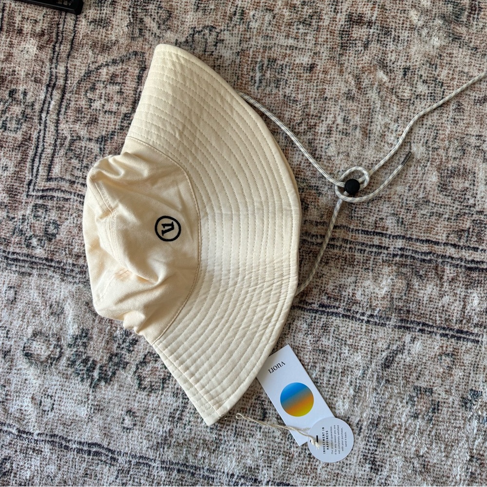 NWT Vuori wide brim cream Bucket Hat with Chin Strap